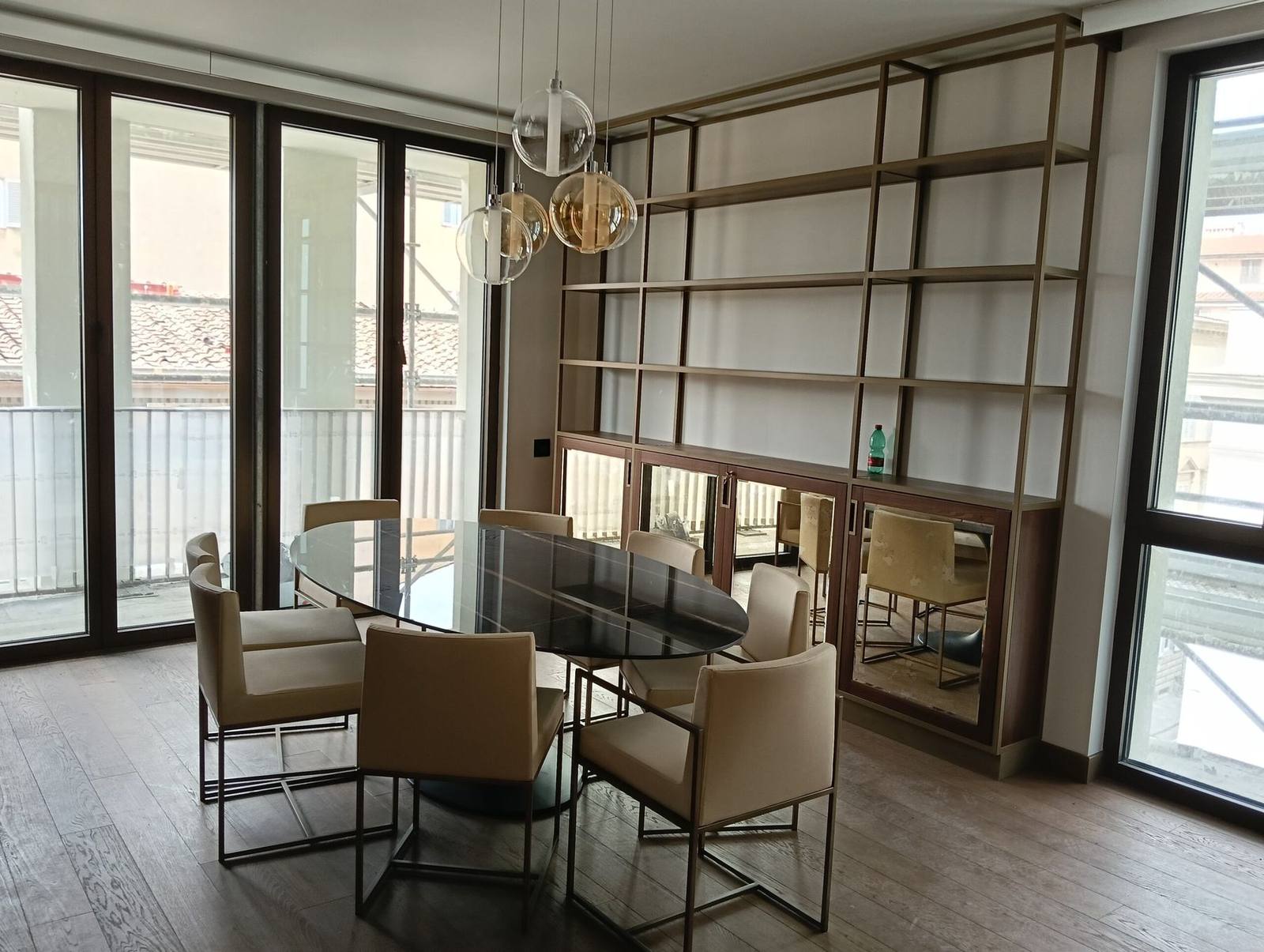 Sala da pranzo di un appartamento ristrutturato a Firenze, con affaccio sui tetti